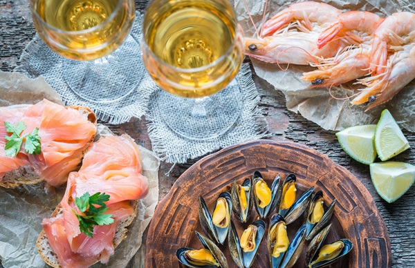 Fruits de mer avec deux verres de vin blanc